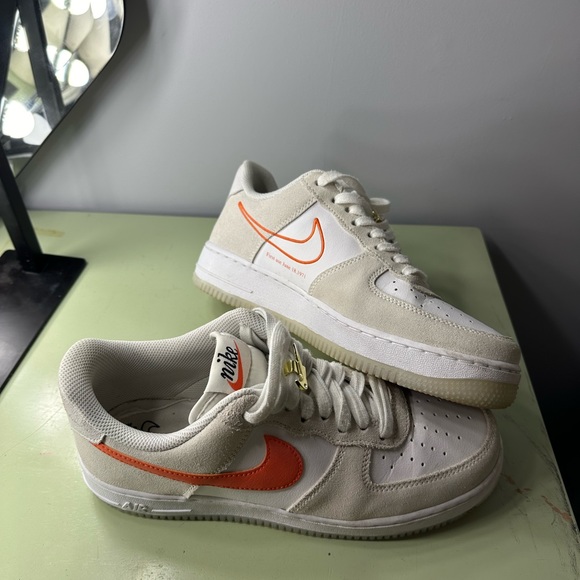 Woman’s Nike Air Force 1 - Picture 1 of 4